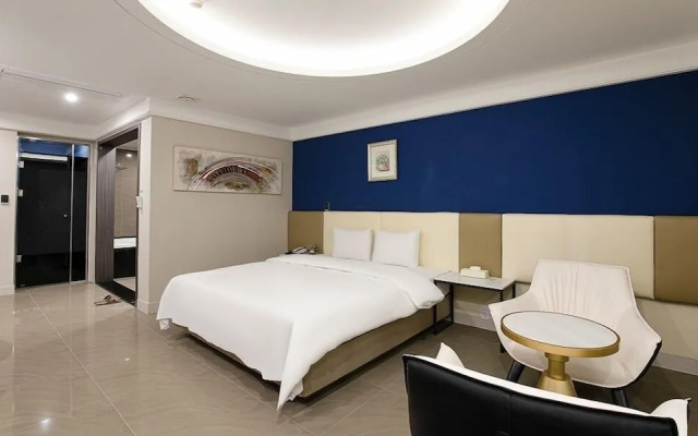 Hotel The One