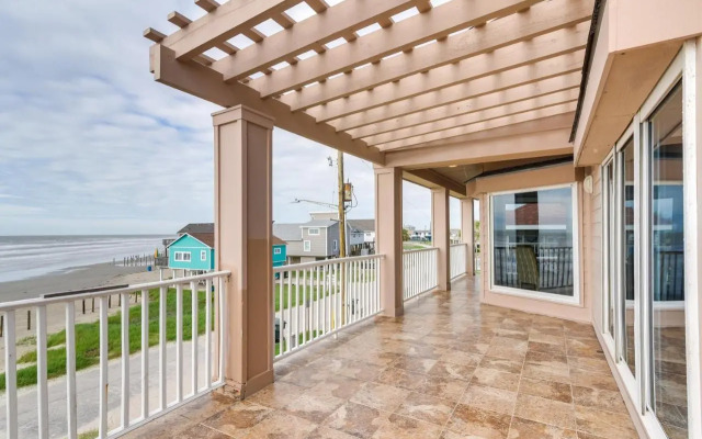 Oceanfront Galveston Beach House: Steps to Sand!