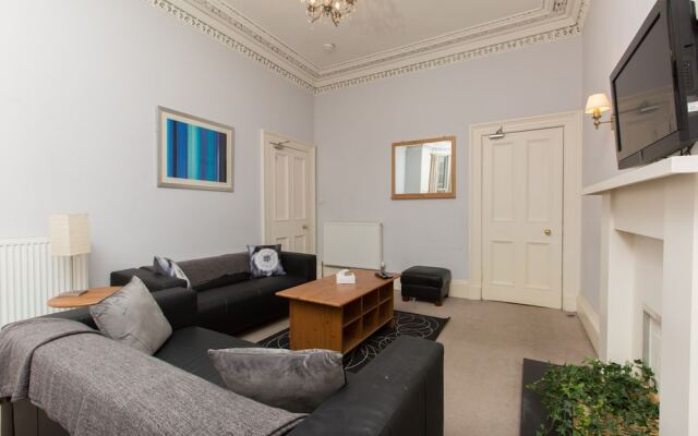 Spacious, Bright 5-br Flat for 10 in Edinburgh