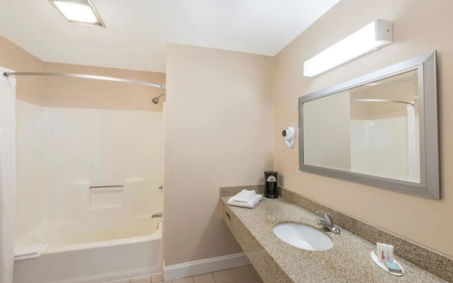Days Inn By Wyndham Middletown Newport Area