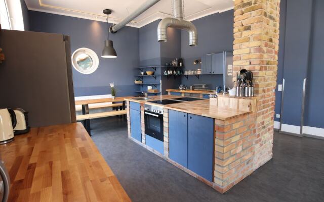 Blue Doors Hostel KTV