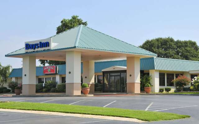 Days Inn by Wyndham Forrest City