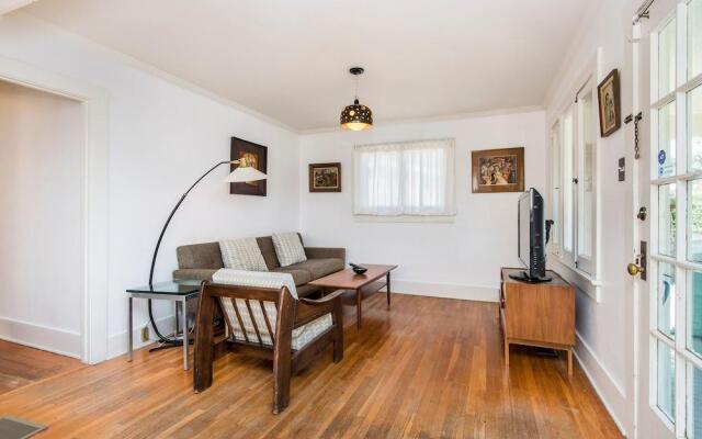 Charming 2 Bedroom Bungalow in Silver Lake