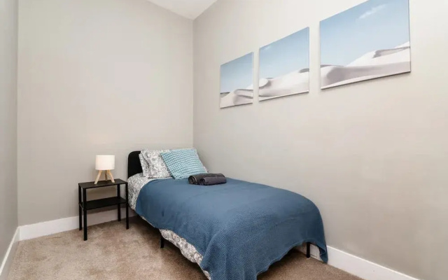 2 Bedroom Flat - Free Parking