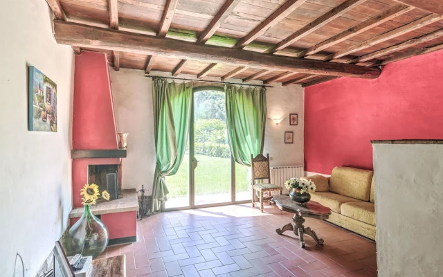 Attractive Farmhouse in Tuscany With Swimming Pool