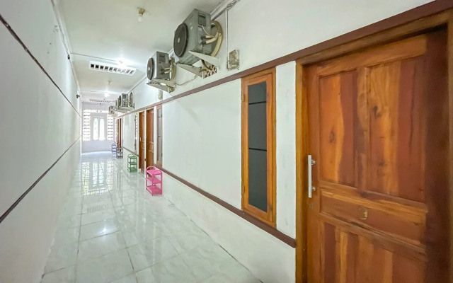 RedDoorz near Karawang Central Plaza