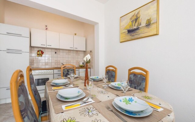 Beautiful Apartment in Lukovo Sugarje With 2 Bedrooms