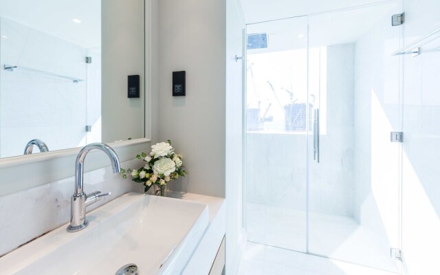Al Bateen  by Deluxe Holiday Homes