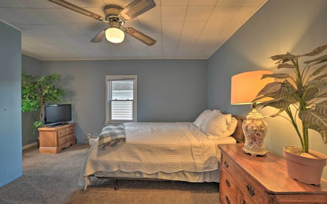 Manistee House w/ Deck: 1/2 Mi to Riverwalk!