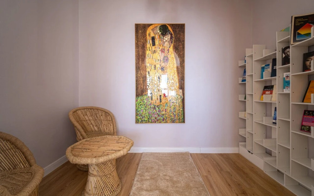 Eagle Town Service Apartment