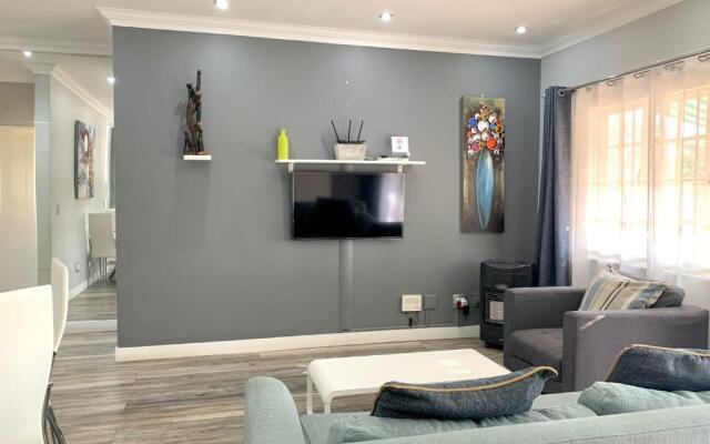 Modern 2-bed apartment in Sandton. Fast Wifi