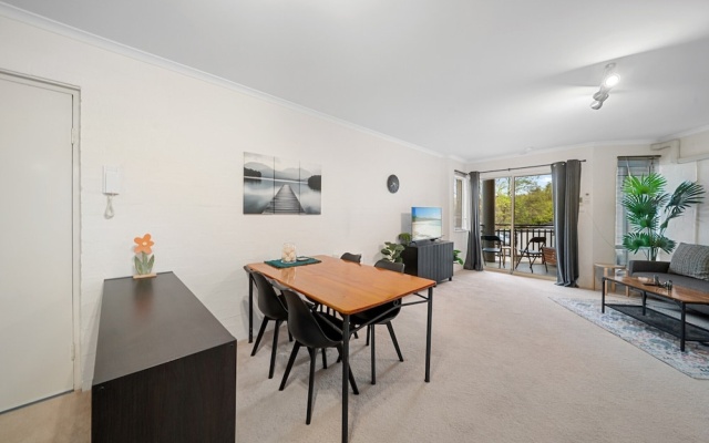 Stylish 1-bed Stay With Balcony & Study – Guest Rooms – Phillip