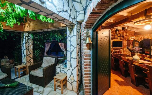 Beautiful Holiday Home With Private Pool, Nice Garden With Relax Area, Taverne