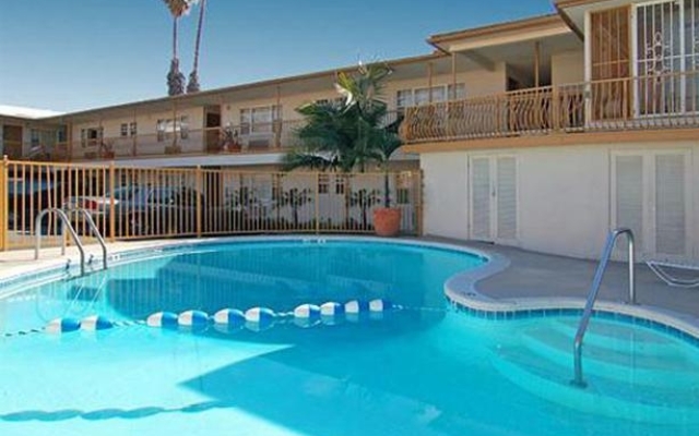 Econo Lodge Inn & Suites West Hollywood