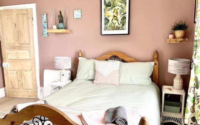 Unique 2-bedroom Coastal Town Retreat