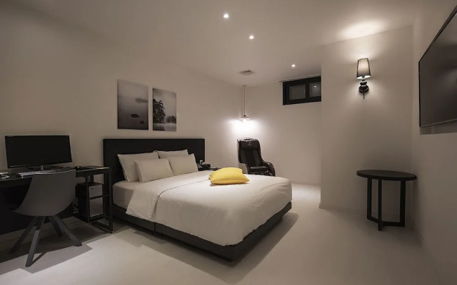 Yellow 8 Hotel