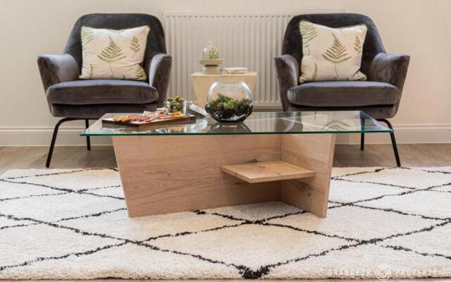 BOURNECOAST - STYLISH FLAT with SEA GLIMPSES - FM8406