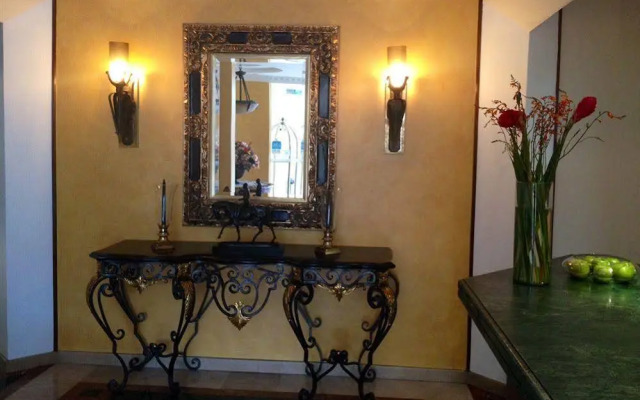 La Colina Suites