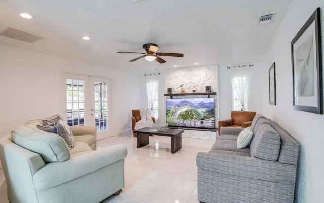 Largo Family Oasis: Private Pool & Hot Tub!