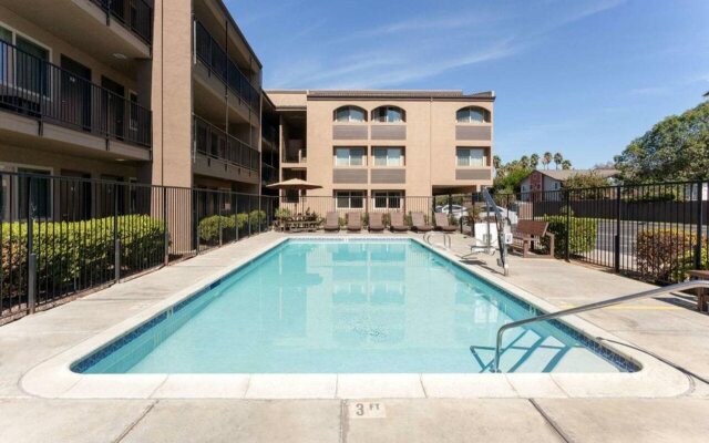 Super 8 by Wyndham Escondido
