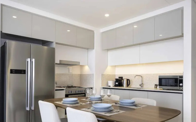 LUX The Marina Vista Beachfront Suite 2