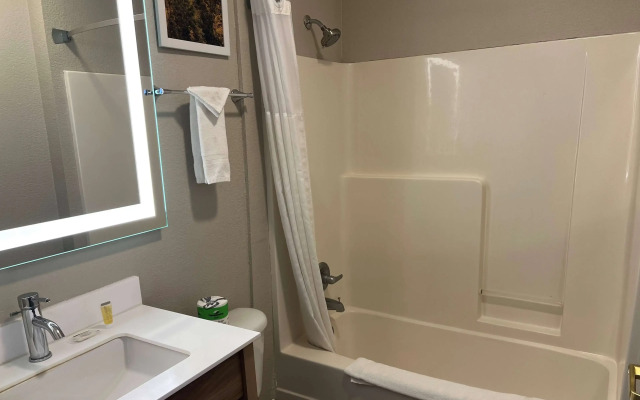 Days Inn by Wyndham near Kansas Speedway