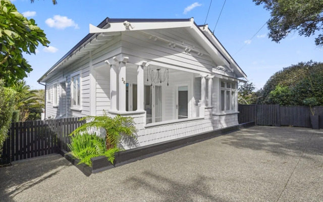 Grey Lynn - Grandeur - Cafe Lifestyle