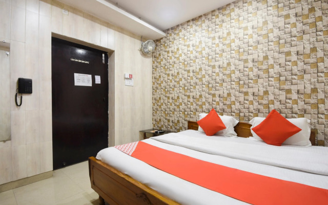 OYO 41435 Golden Residency