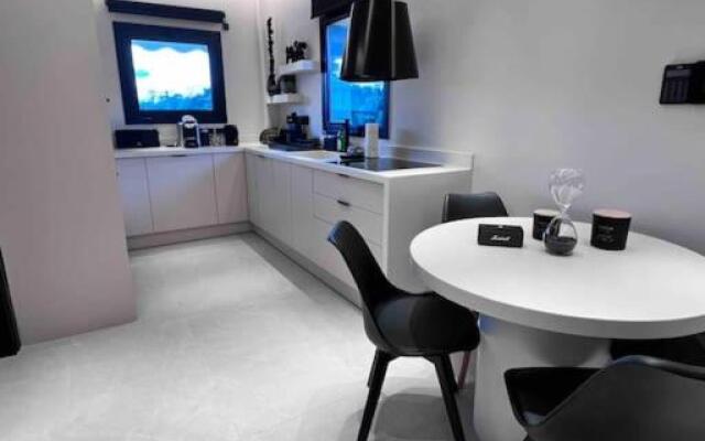 Lagonisi 2 bedroom luxury Apartment by the sea!