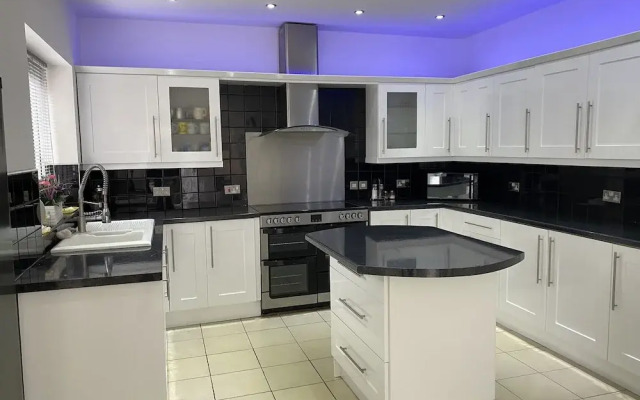 Beautifully Presented 6 bed 5 & a Half Bath House