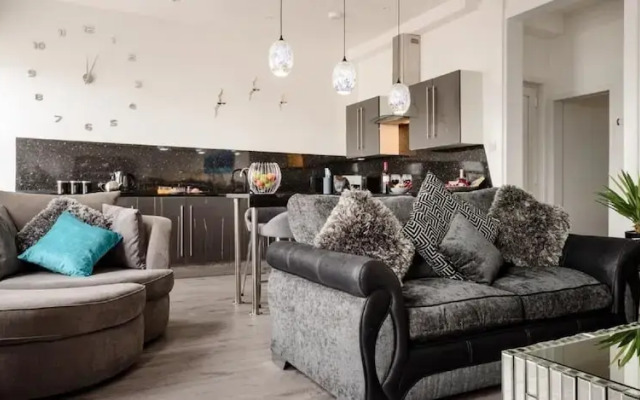 Sandybanks - Stylish apartment on Torquay promenade