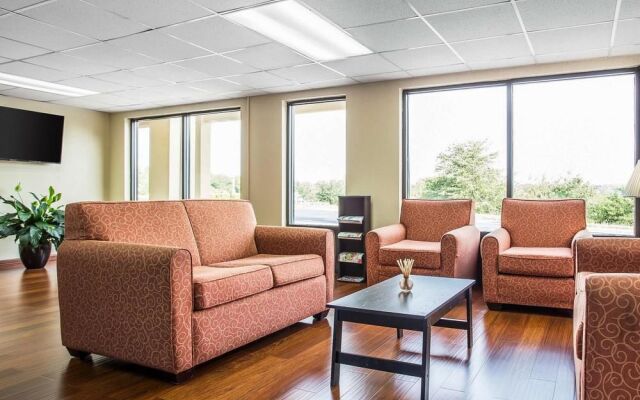 Super 8 Claremont