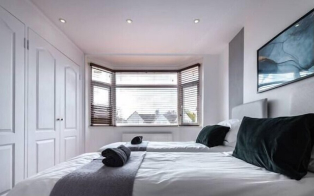 Large 6 Bedroom House With Parking