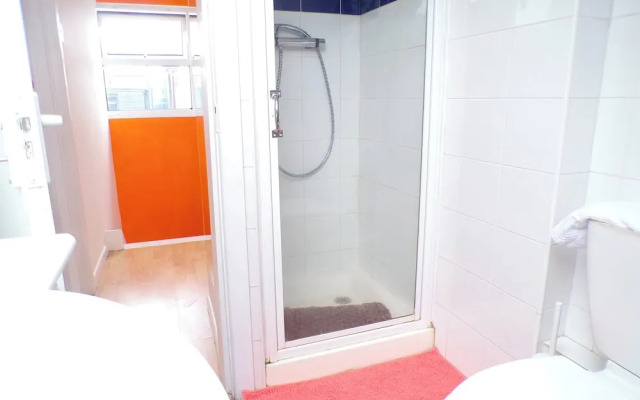 The Orange Housesleeps8-parking-pets&familyok-ac