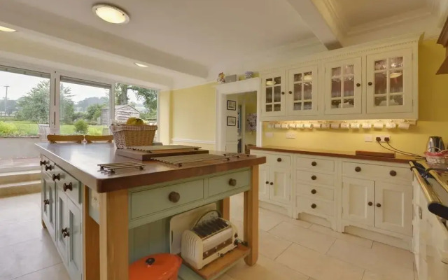 Abbots Manor