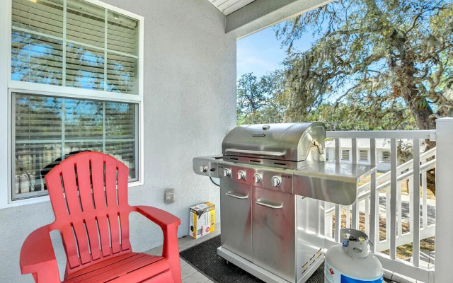 Group-Friendly Tarpon Springs Duplex by RedAwning