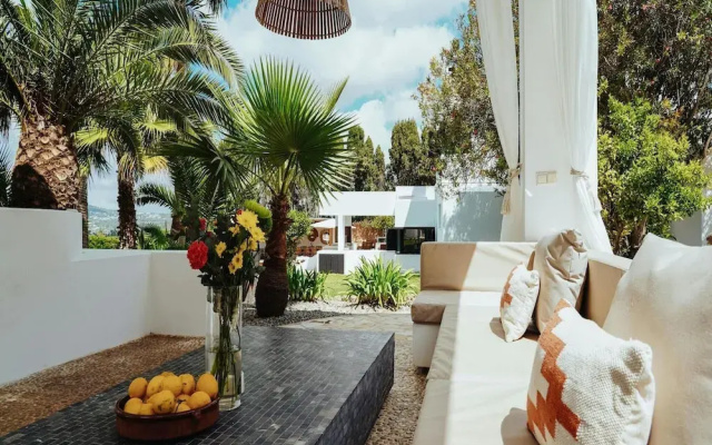 Luxurious Villa With Bright Terrace