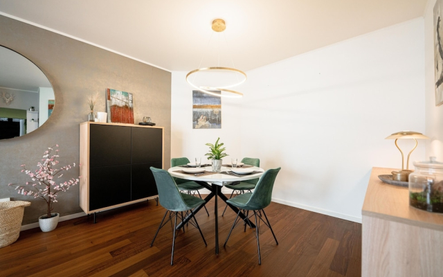 Stylish Open 1BR Apt in Cents w Balcony