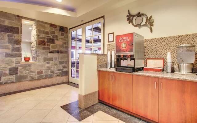La Quinta Inn & Suites by Wyndham Denver Gateway Park