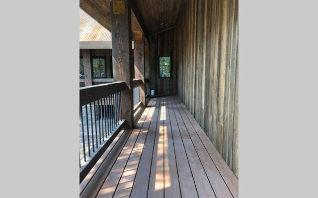 Yellowstone Crossing Lodge