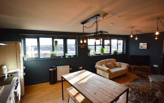 Contemporary 2 Bedroom Midland Mews Apartment