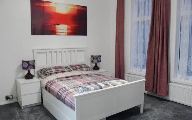 2 bed 1st floor Apartment-own entrance & parking