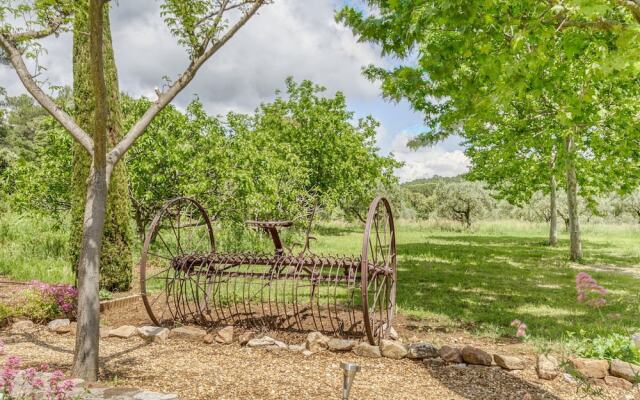 Secluded Holiday Home in Rustrel With Swimming Pool