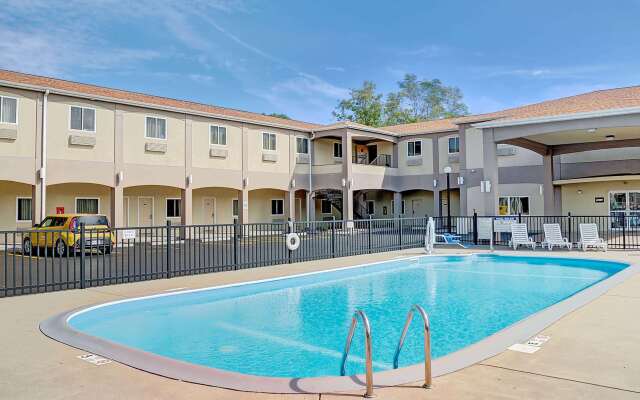 Days Inn & Suites by Wyndham Niagara Falls/Buffalo