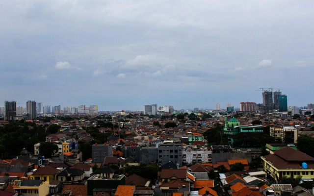 Fully Furnished And Cozy Design 1br Green Pramuka Apartment