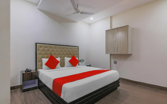 OYO 10580 Hotel Skylark