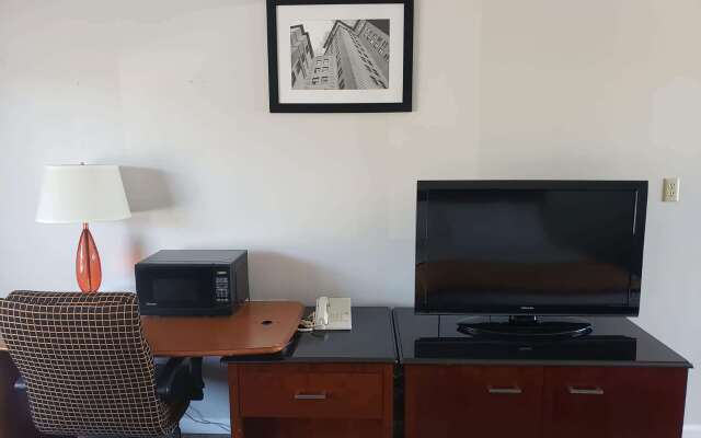 Days Inn & Suites by Wyndham St. Ignace Lakefront