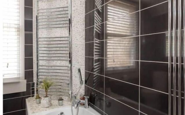 2 Bedroom Bath Townhouse With Parking