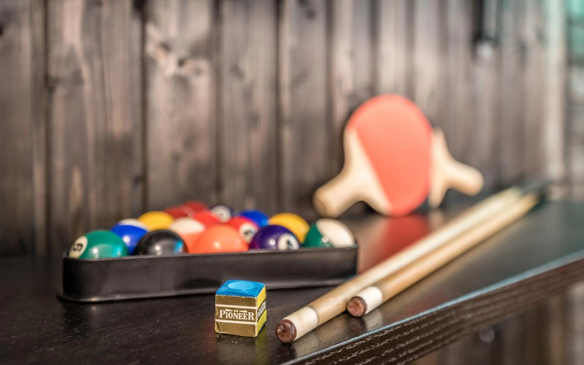 Party Underground with Pooltable