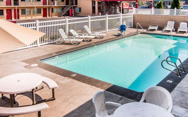 Bend Inn & Suites